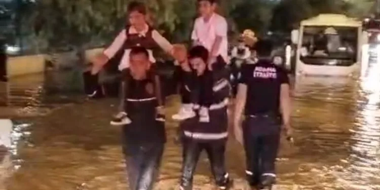 Okulda öğretmeni hastanelik eden 2 kişi tutuklandı