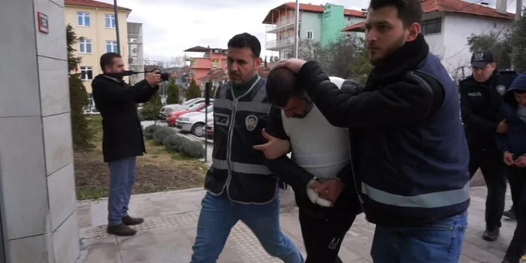Okulda öğretmeni hastanelik eden 2 kişi tutuklandı