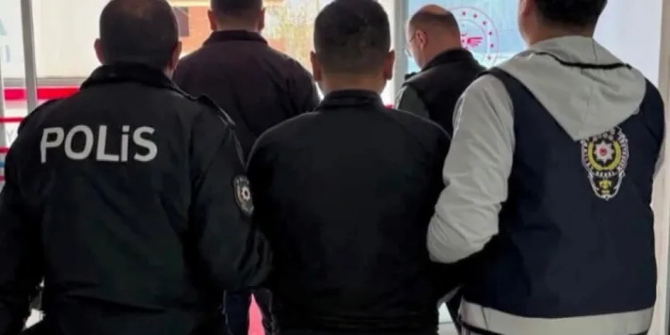 Okulda öğretmeni hastanelik eden 2 kişi tutuklandı