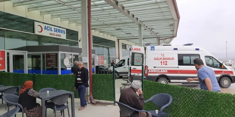 Okulda öğretmeni hastanelik eden 2 kişi tutuklandı