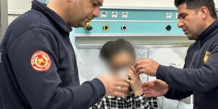 Aracının içine giren yılanı böyle uğurladı: “Bir daha gelme arkadaşım”