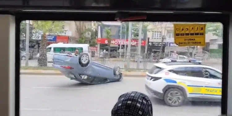 Aracının içine giren yılanı böyle uğurladı: “Bir daha gelme arkadaşım”
