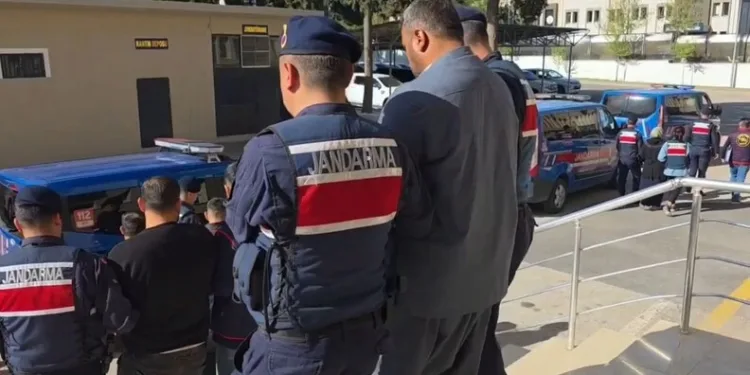 Aracının içine giren yılanı böyle uğurladı: “Bir daha gelme arkadaşım”