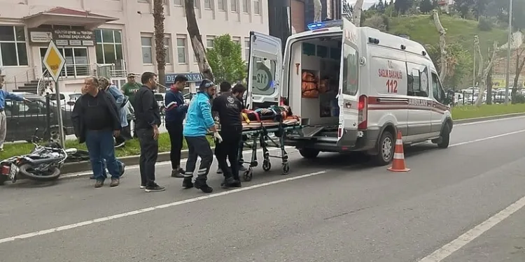 Aracının içine giren yılanı böyle uğurladı: “Bir daha gelme arkadaşım”