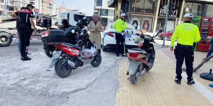 Aracının içine giren yılanı böyle uğurladı: “Bir daha gelme arkadaşım”