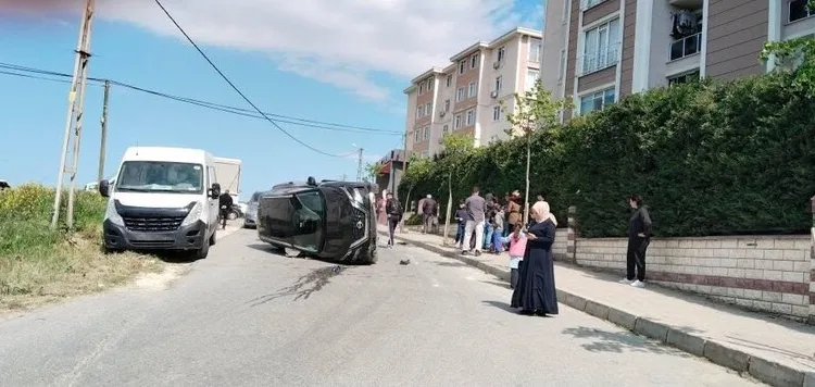 Silivri’de sürücüsünün kontrolünü kaybettiği araç takla atıp yan yattı: 2 yaralı