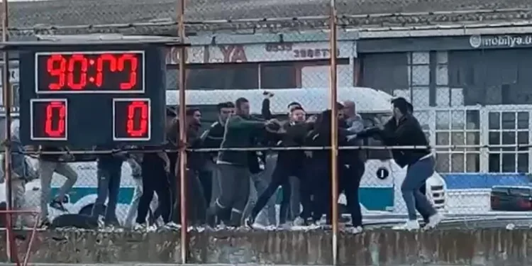 Silivri’de sürücüsünün kontrolünü kaybettiği araç takla atıp yan yattı: 2 yaralı