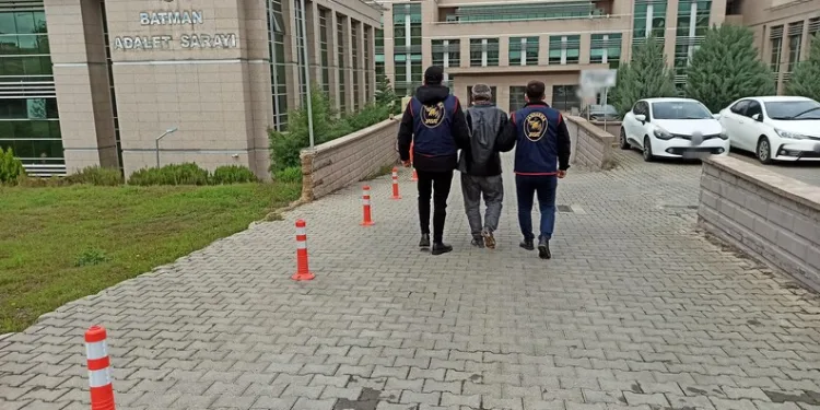 Silivri’de sürücüsünün kontrolünü kaybettiği araç takla atıp yan yattı: 2 yaralı