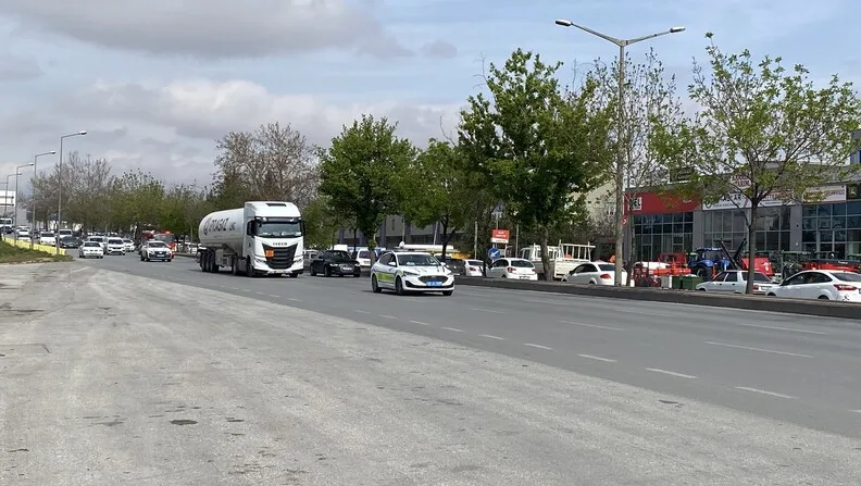 Silivri’de sürücüsünün kontrolünü kaybettiği araç takla atıp yan yattı: 2 yaralı