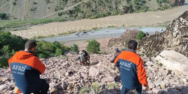 Silivri’de sürücüsünün kontrolünü kaybettiği araç takla atıp yan yattı: 2 yaralı
