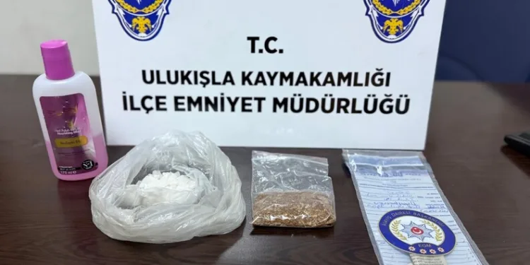 İskenderun’da lastikçi alevlere teslim oldu