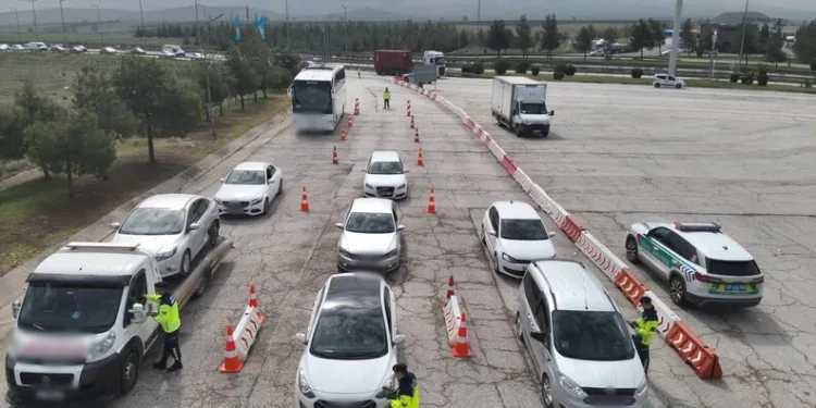 İskenderun’da lastikçi alevlere teslim oldu