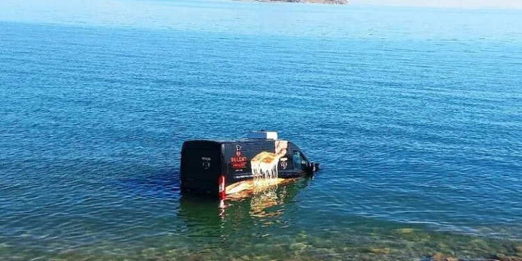 İskenderun’da lastikçi alevlere teslim oldu