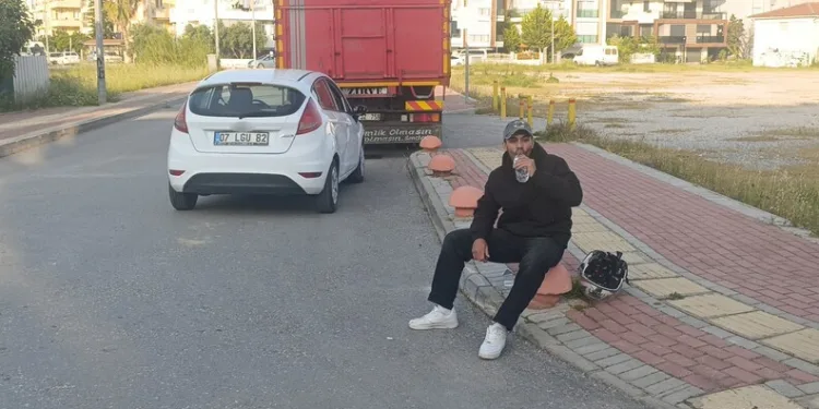 İskenderun’da lastikçi alevlere teslim oldu