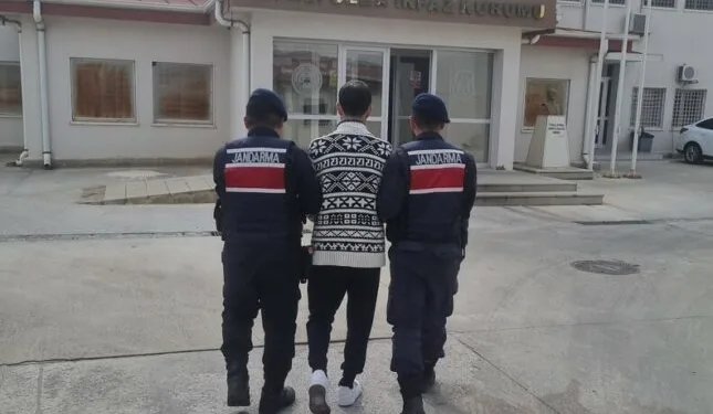İskenderun’da lastikçi alevlere teslim oldu