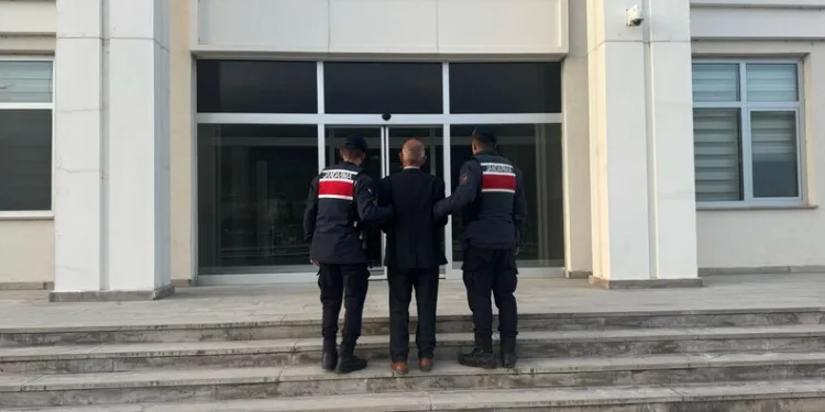 İskenderun’da lastikçi alevlere teslim oldu