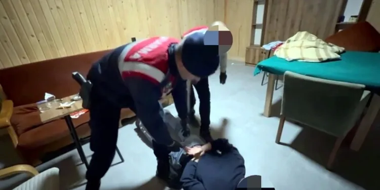 İskenderun’da lastikçi alevlere teslim oldu