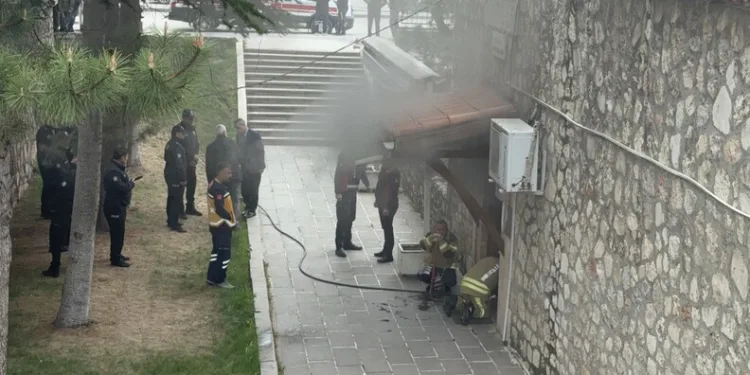 İskenderun’da lastikçi alevlere teslim oldu