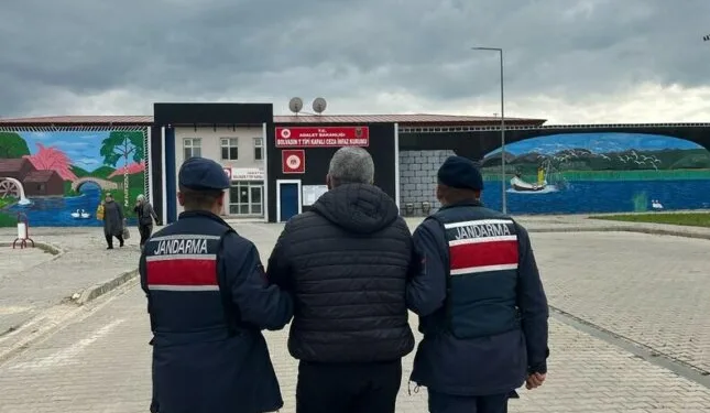 İskenderun’da lastikçi alevlere teslim oldu