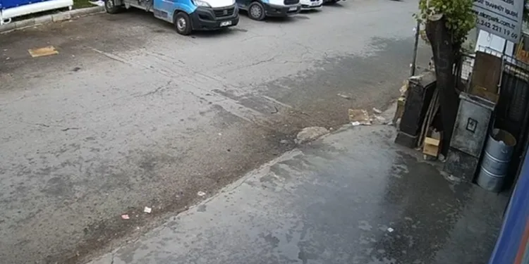 Park halindeki kamyonete çarpan otomobil hurdaya döndü, genç sürücüsü hayatını kaybetti