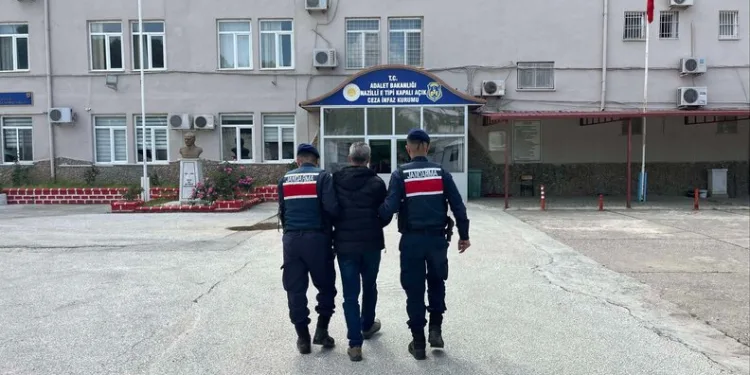 Park halindeki kamyonete çarpan otomobil hurdaya döndü, genç sürücüsü hayatını kaybetti