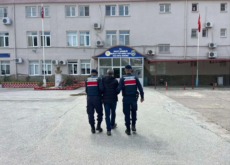 Park halindeki kamyonete çarpan otomobil hurdaya döndü, genç sürücüsü hayatını kaybetti