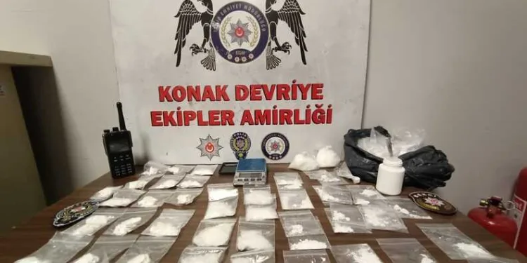 Park halindeki kamyonete çarpan otomobil hurdaya döndü, genç sürücüsü hayatını kaybetti