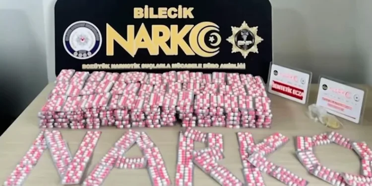 Park halindeki kamyonete çarpan otomobil hurdaya döndü, genç sürücüsü hayatını kaybetti