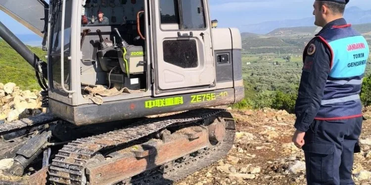 Park halindeki kamyonete çarpan otomobil hurdaya döndü, genç sürücüsü hayatını kaybetti