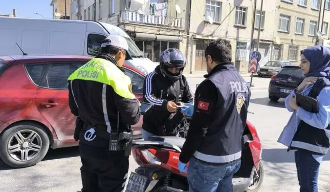 Park halindeki kamyonete çarpan otomobil hurdaya döndü, genç sürücüsü hayatını kaybetti