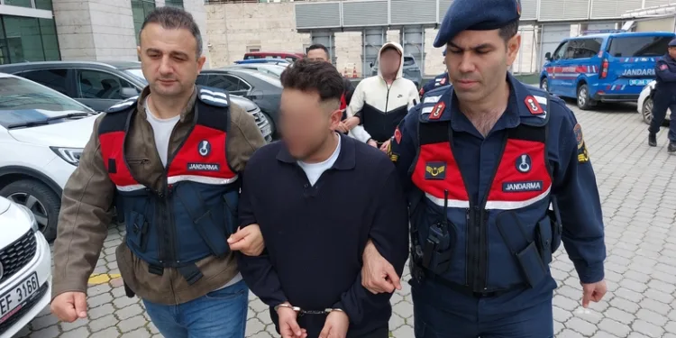 Park halindeki kamyonete çarpan otomobil hurdaya döndü, genç sürücüsü hayatını kaybetti