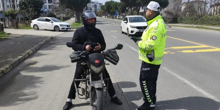 Park halindeki kamyonete çarpan otomobil hurdaya döndü, genç sürücüsü hayatını kaybetti