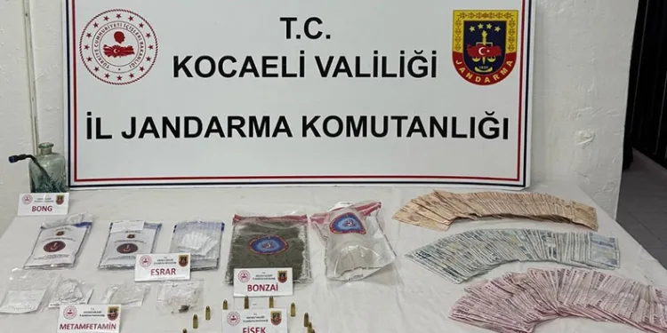Yolcunun üstünden ve valizinden 7 kilo uyuşturucu ele geçirildi