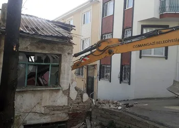 Osmangazi’de metruk binalar yıkılıyor
