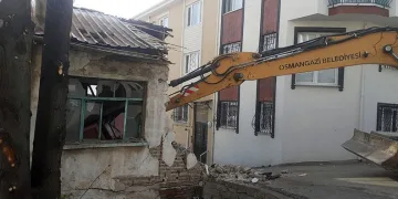 Osmangazi’de metruk binalar yıkılıyor