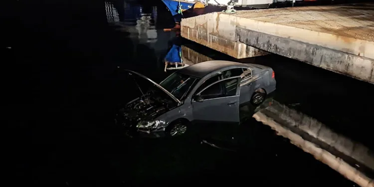 Çanakkale’de park halinde olan otomobil denize düştü
