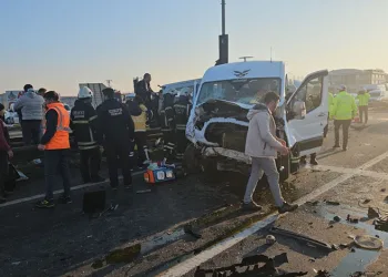 İki servis çarpıştı: 18 yaralı