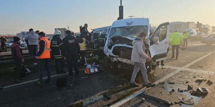 İki servis çarpıştı: 18 yaralı