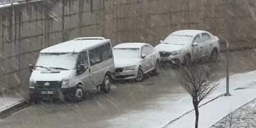 Yüksekova’da kar yağışı etkili oldu