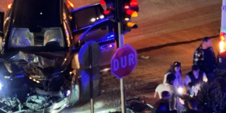 Ambulans ile cipin çarpıştığı ve 9 kişinin yaralandığı kaza anı kamerada