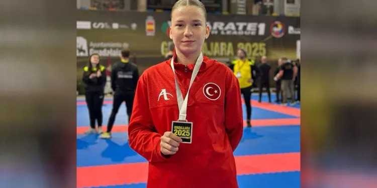 Bursa Büyükşehir Belediyespor Nisanur Çakır’dan gümüş madalya
