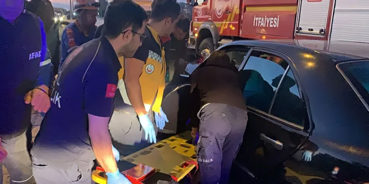 Kazada yaralanan baba, ağlayan oğlunun elini tutarak sakinleştirdi