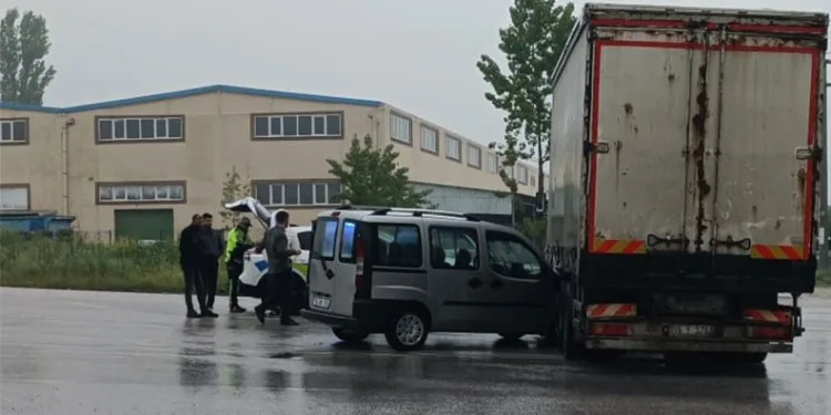 Bursa’da hafif ticari araç kamyonla çarpıştı: 1 yaralı