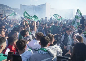 Bursasporlu taraftarlardan şampiyonluk coşkusu