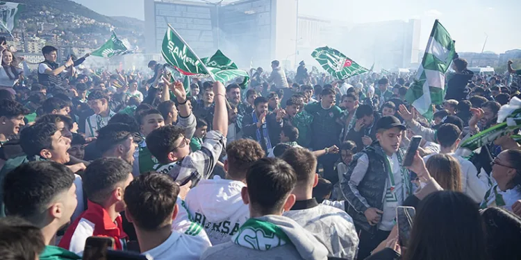 Bursasporlu taraftarlardan şampiyonluk coşkusu