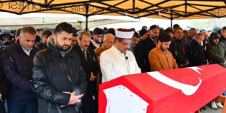 Çöp ayrıştırma tesisinde makineye sıkışan genç, son yolculuğuna uğurlandı