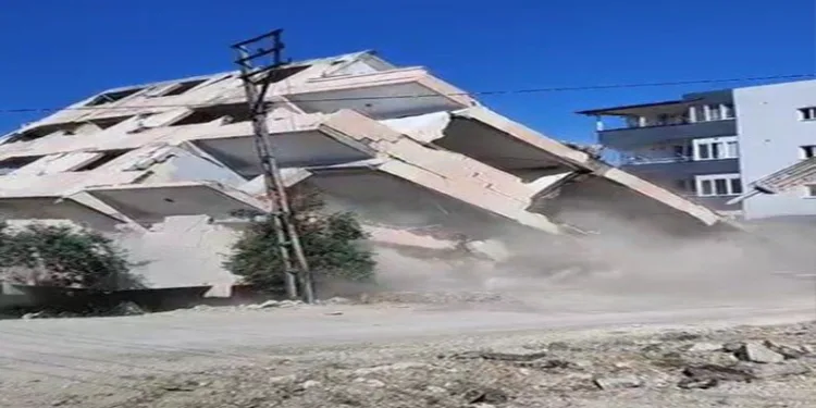 Kazada yaralanan baba, ağlayan oğlunun elini tutarak sakinleştirdi