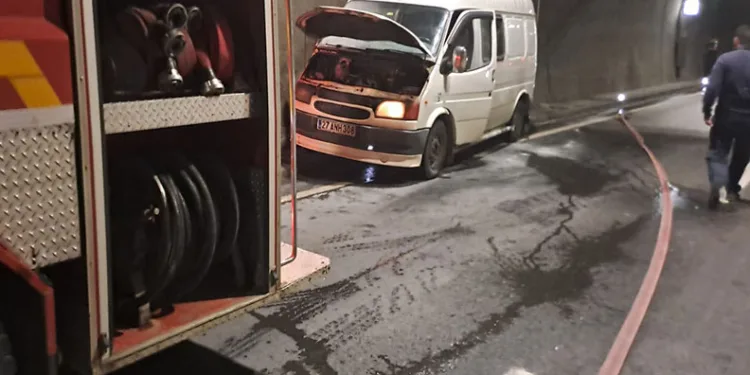 Seyir halindeki minibüs alev aldı