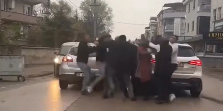 Bursa’da yoldun karşısına geçerken otomobilin çarptığı yaşlı adam hayatını kaybetti