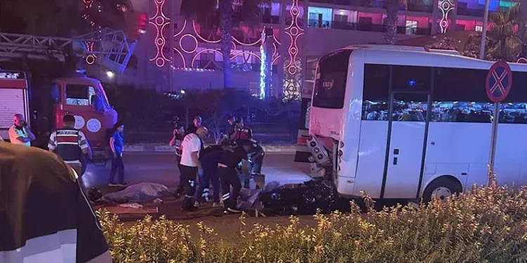 Park halindeki midibüse çarpan motosikletteki 2 genç hayatını kaybetti